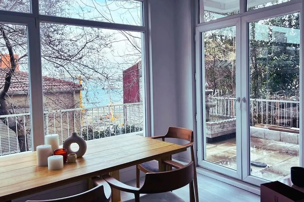 Wonder Homes- Stylish 4Br Flat, Terrace, Sea View, Kabatas Istanboel Turkije