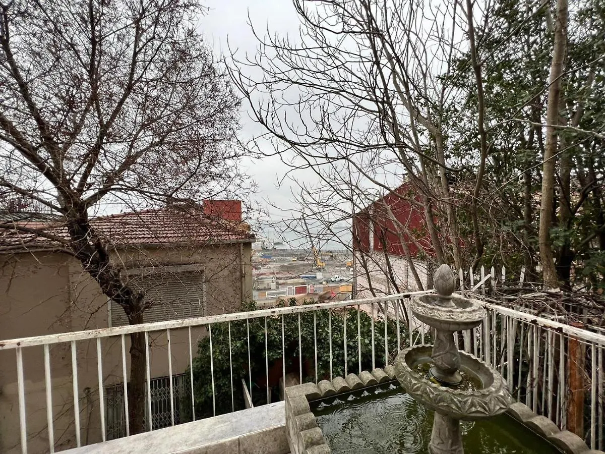 Wonder Homes- Stylish 4Br Flat, Terrace, Sea View, Kabatas Istanboel Turkije